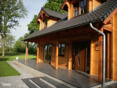 Luxe houten villa in bosrijk gebied uitzicht over landerijen