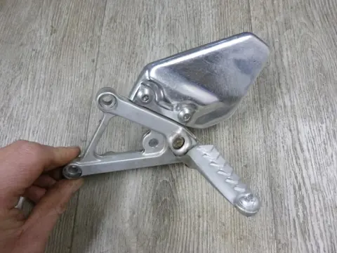 LINKER SCHETSPLAAT Aprilia RSV 1000 1998 - 2000