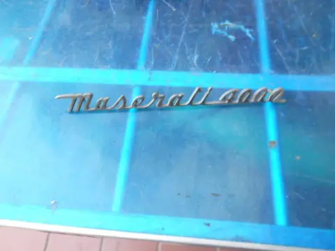 Emblem Maserati 4000