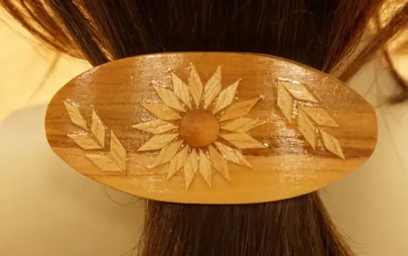 Houten haarclip met bloem