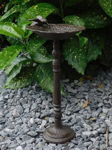 Vogelbad , vogel op standaard
