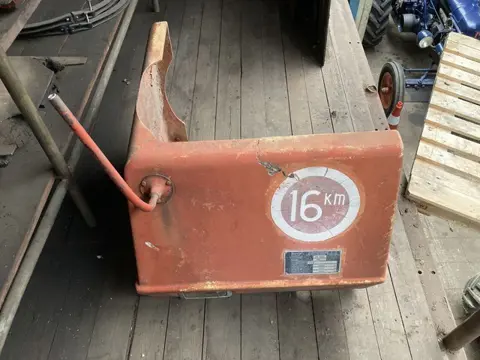 Atlas 1202 Vorne Rechts voor kap haube (bj 1978)