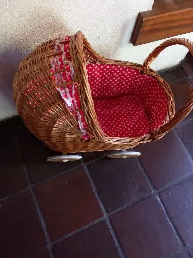 Rieten poppenwagen, voor de kleine poppenmoeder