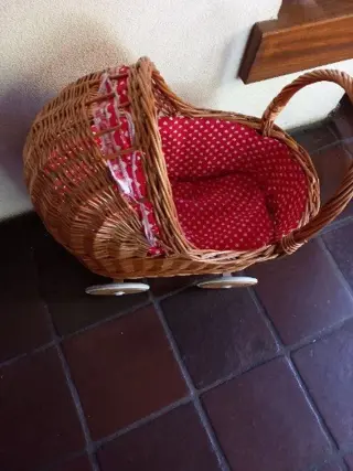 Rieten poppenwagen, voor de kleine poppenmoeder