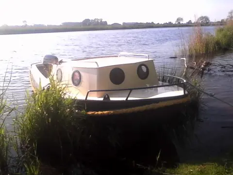 Stalen sloep met kajuit 6 mtr