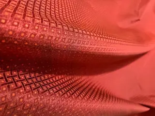 600 x 140 cm - Venetiaanse damaststof met rode ruiten - Katoen, Satijn - 21e eeuw