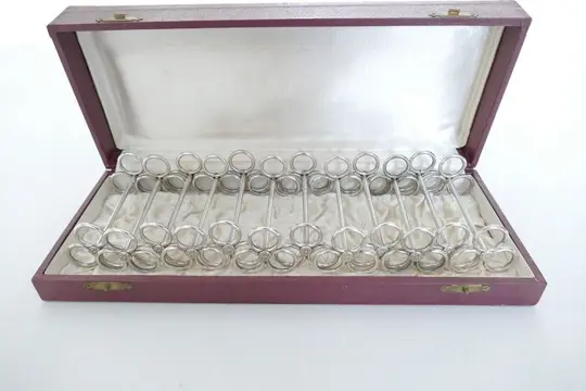 Een set van 12 verzilverde Art Deco messenleggers - Ringen