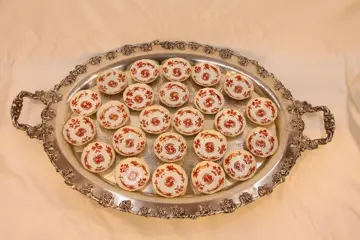 Meissen - verzilverd dienblad met 24 Meissen schalen, rijke