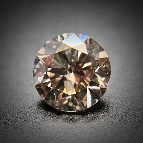 1 pcs Diamant - 0.59 ct - Rond - Q-R - zeer lichtgeelachtig
