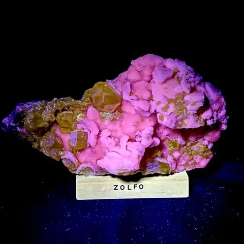 Zwavel op Fluorescerend Aragoniet Kristallen op matrix -