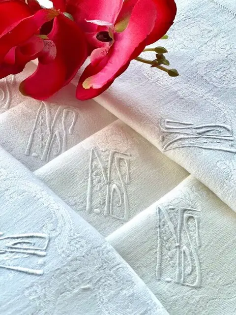 Tien eeuwenoude witte servetten, enorme, met de hand