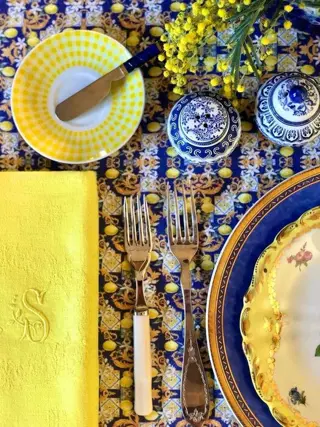 Katoenen canvas bedrukt tafelkleed, blauwe en gele tinten.