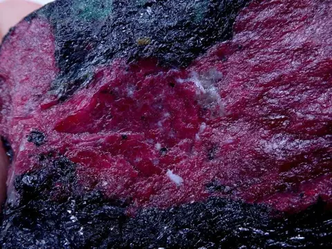 Big Amazing Ruby Crystal onbehandeld 3961,5 ct - 130×100×55