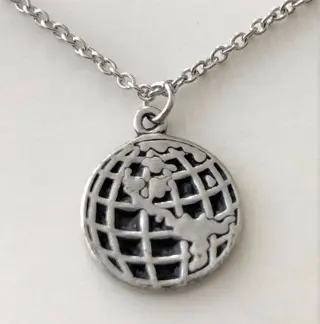 Wereldbol, verzilverde hanger aan ketting, op cadeaukaartje