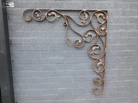 Luiveldrager , daksteun , hoekdrager ,wand decoratie