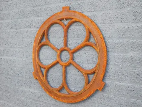 Gietijzeren stalraam -rond middel , 70 cm- , zwaar