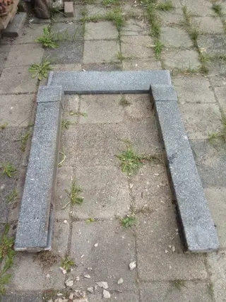 Zwart gemêleerde oude schouw (graniet?) uit huis van 1928