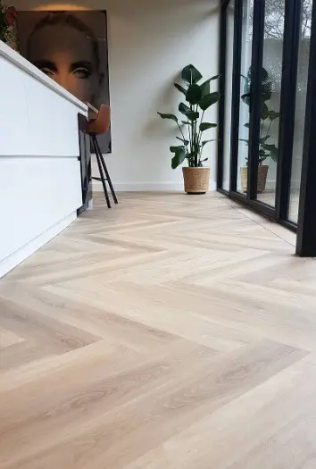 Walvisgraat laminaat, plakpvc en hybride parket