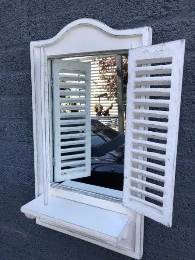 Spiegel met louvere deurtjes