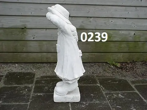 Meisje speelt verstoppertje