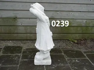 Meisje speelt verstoppertje