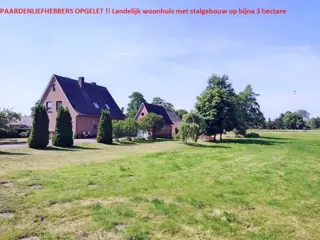 Paardenliefhebbers. Woonhuis, stalgebouw, bijna 3 hectare