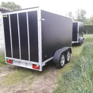 Gesloten aanhangwagen met valdeur