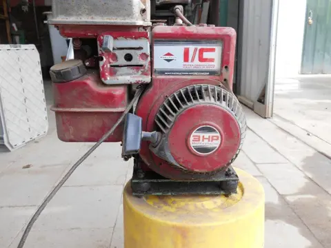 Drie PK Benzine motor