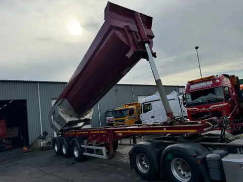 Diversen MEGASLÄPET TUF 48-3 KIPPER 3 AXLES (bj 2015)