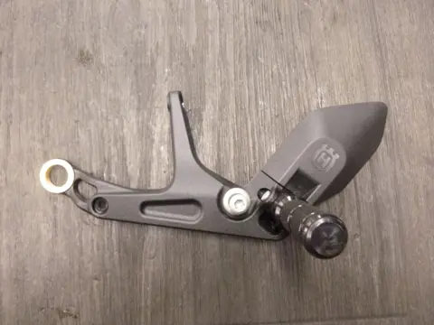 LINKER SCHETSPLAAT Husqvarna Svartpilen 701 2020 - 2023