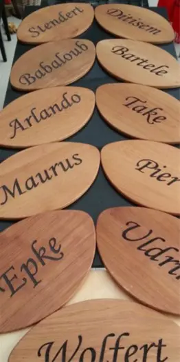 Graveren eigen glazen, wijnglazen, wijnkisten en spiegels