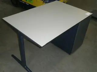 1xBureau B120xD80xH75cm.