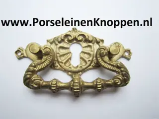 Kastbeslag , kastknoppen , kastgrepen voor de antieke kast