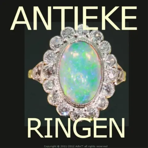 Gespecialiseerde Antiquair verkoopt ringen van vroeger