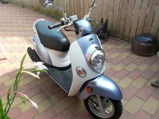 Kymco sento met helm en slot