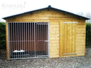 Hondenkennel 'Basco' met tuinhuisje.