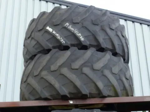 R28 Pirelli 600/65R28