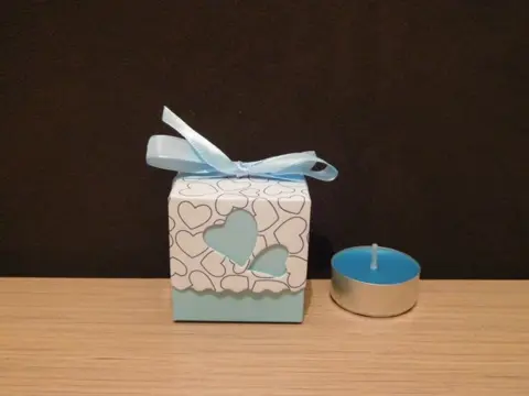 Baby bedankje blauw doosje met blauwe geurkaars