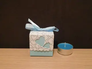 Baby bedankje blauw doosje met blauwe geurkaars