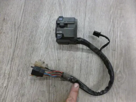 STUURSCHAKELAAR LINKS Kawasaki ZZR 1100 1990 - 1992