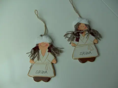 DAME IN BADJAS MET OPSCHIFT SAUNA HOUT NIEUW