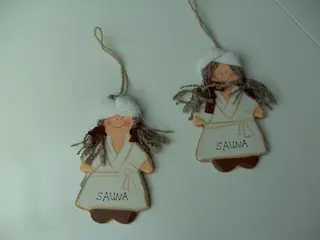 DAME IN BADJAS MET OPSCHIFT SAUNA HOUT NIEUW