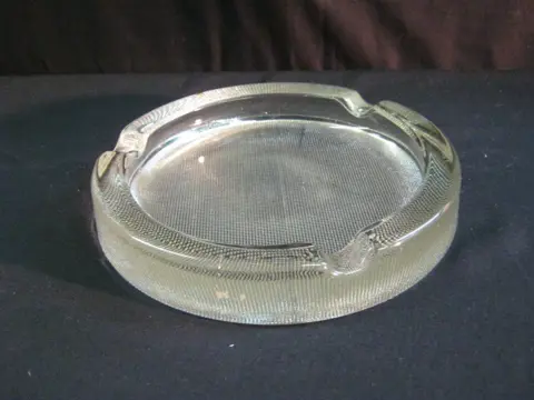Glazen asbak, groot model, ca.19 cm,diameter, z.g.a.n.zwaar