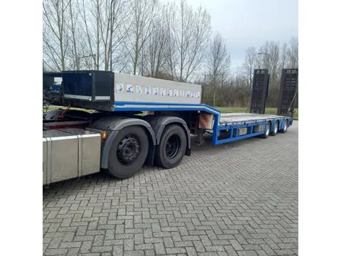 KAESSBOHRER  LB3E Semi-Dieplader (BJ 2010) with ramps