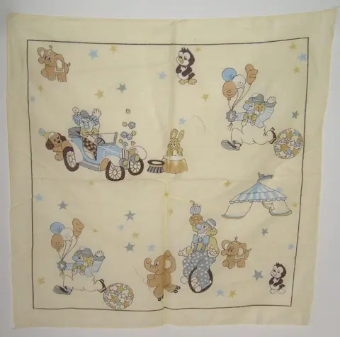 KINDER SJAAL MET CLOWNTJES 50X50 CM 10 STUKS Nieuw