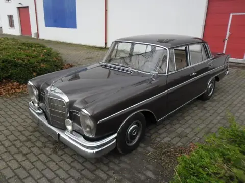Mercedes 300SE aut uit 1962 ( Koningsflosse )