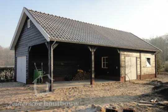 Houten schuur met overkapping