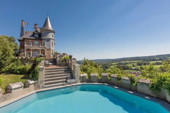 Kasteel voor 34 p. met zwembad op de vestingmuur