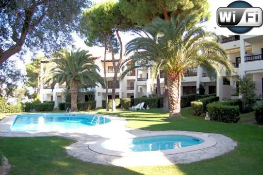 Appartement Pueblo Pinos in La Escala 250 m van het strand