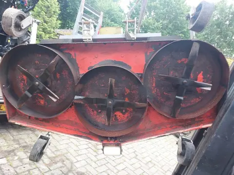 diverse maaidekken en klepelmaaiers en frezen en vegers